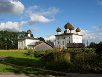 Пятиглавая Благовещенская церковь (1692г.) и Никольская церковь (1741г.)